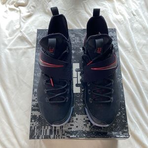 NEW Lebron XIV Sz 11.5